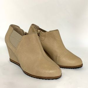 Comfy Tan leather wedges